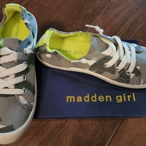 New Madden Girl canvas gray camo sneakers size 6